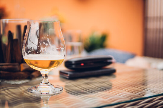 Ein Feierabend Bier steht auf dem Tisch