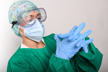 Enfermera se lava las manos con alcohol desinfectante