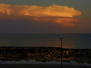 atardecer en la costa del mar