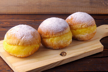 Berlin balls, known as sweet dreams in Brazil. Consists of a fried sweet dough filled with a yellow cream or pastry cream