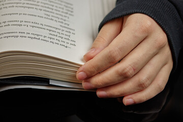 mano con libro