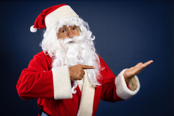 Papa noel mostrando apuntando publicidad manos