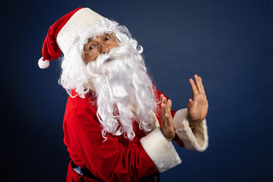 Papa noel negando no en navidad
