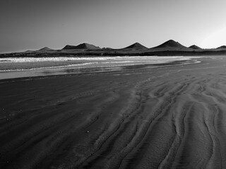 montañas en la playa