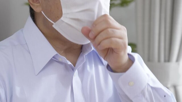 リビングで咳をする中高年男性