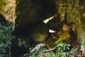 山の岩の間から見上げた風景