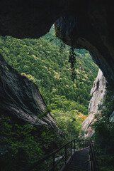 岩の隙間から見える面白い形の穴