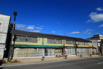 Fototapeta na wymiar 瓦屋根の日本家屋（商家）
