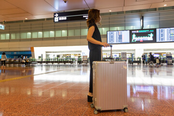 Go to トラベルでマスク姿で空港にいるアジアの若い女性