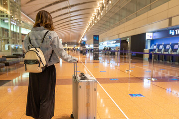 Go to トラベルでマスク姿で空港にいるアジアの若い女性