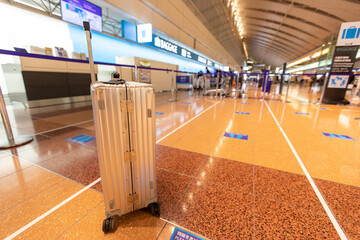 Go to トラベル　空港手荷物預け入れ場スーツケース