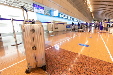 Go to トラベル　空港手荷物預け入れ場スーツケース