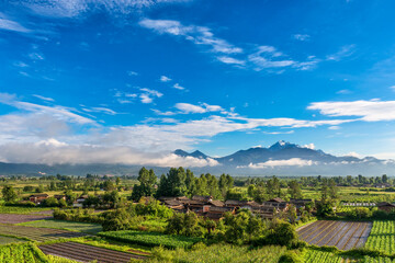 Obraz premium Overlooking the mountains covered by clouds in the distance, beautiful natural scenery