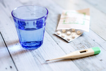 体温計と薬、ガラスコップと水、ヘルスケア医療イメージ