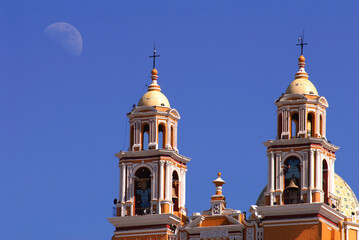 Cholula iglesia al fondo la luna