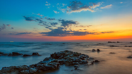 Obraz premium Sunset on the sea, beautiful coastal scenery