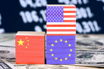 Dollar Geldscheine und Flaggen von Amerika, China und Europäischer Union EU