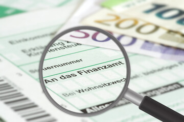 Eine Steuererklärung und Euro Geldscheine