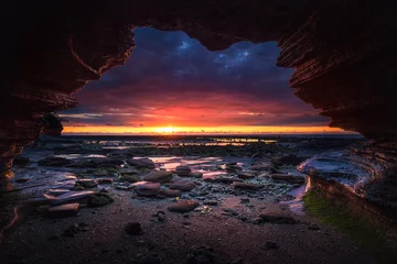 Afwasbaar Fotobehang Ochtendgloren Watch the sunrise in the cave