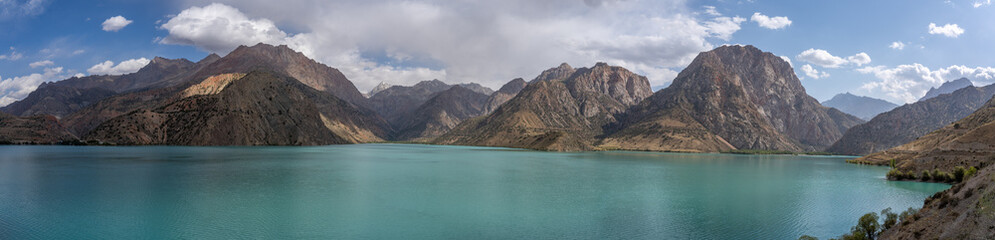 Obraz premium Scenic panoramic view of colorful lake Iskanderkul in the Fann mountains, Sughd, Tajikistan