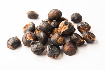 Castagne cotte arrosto su fondo bianco