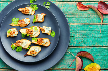 Dried pear with blue cheese