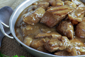plat de boeuf cuisiné sauce champignons 
