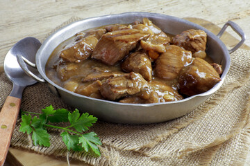 plat de boeuf cuisiné sauce champignons 