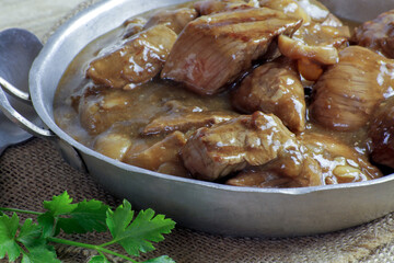 plat de boeuf cuisiné sauce champignons 