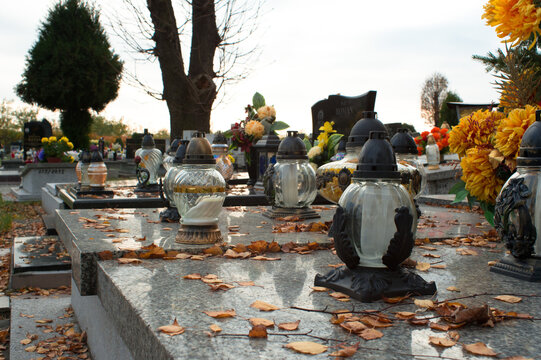 Cmentarz - Uroczystość Wszystkich Świętych. Cementery. Sollemnitas Omnium Sanctorum.