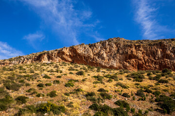 Mondello bei Sizilien. Hügellandschaft im Frühling direkt am Meer mit Blick auf die Berge und Küste Siziliens in Italien