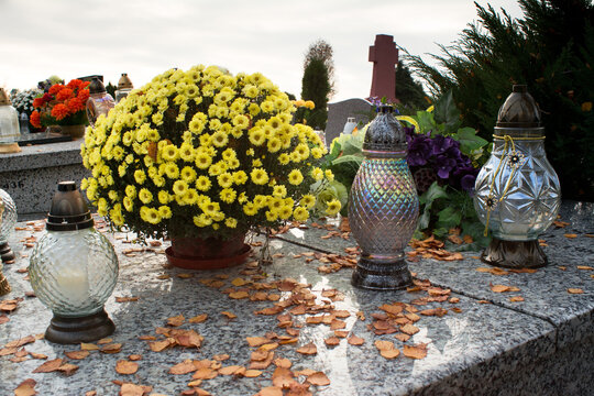 Cmentarz - Uroczystość Wszystkich Świętych. Cementery. Sollemnitas Omnium Sanctorum.