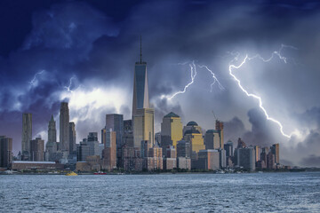 Obraz premium Downtown Manhattan skyline under a coming storm, New York City - USA