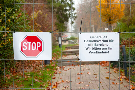 allgemeines Besuchsverbot in allen Bereichen, Bitte um Verständnis - no visit possible to all areas, Thank you for your understanding -stop sign in a hospital area, in Germany during the corona crisis