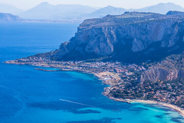 Fototapeta premium Mondello bei Sizilien. Hügellandschaft im Frühling direkt am Meer mit Blick auf die Berge und Küste Siziliens in Italien