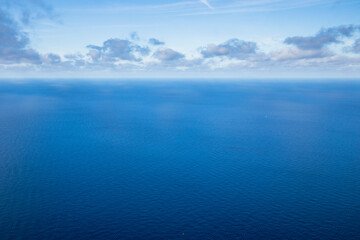 Obraz premium Mondello bei Sizilien. Hügellandschaft im Frühling direkt am Meer mit Blick auf die Berge und Küste Siziliens in Italien