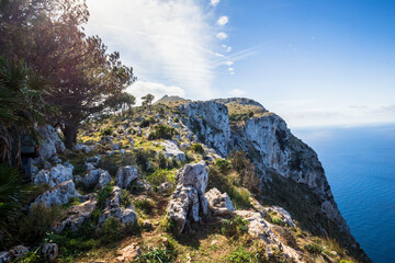 Mondello bei Sizilien. Hügellandschaft im Frühling direkt am Meer mit Blick auf die Berge und Küste Siziliens in Italien