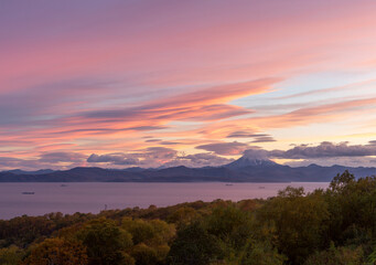 Obraz premium Kamchatka, sunset over Avacha Bay, in the background Vilyuchinsky volcano