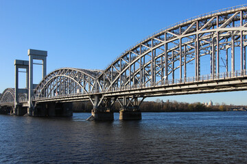 Railway double-track bridge with four arched trusses and a central lifting span