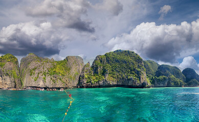 Obraz premium Tourists on the boat visit Maya Bay, closed for reef rejuvenation. Phi Phi Leh, Thailand