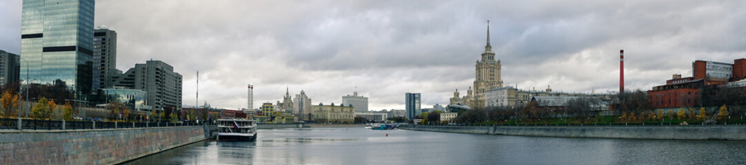Fototapeta na wymiar Panoramic view from Krasnopresnenskaya embankment