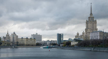 Fototapeta na wymiar View of the Moscow river from Krasnopresnenskaya embankment