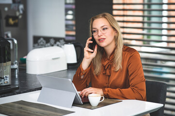 Kontaktpflege im Business - attraktive Sekretärin telefoniert im Büro mit einem Geschäftspartner, Symbolfoto.