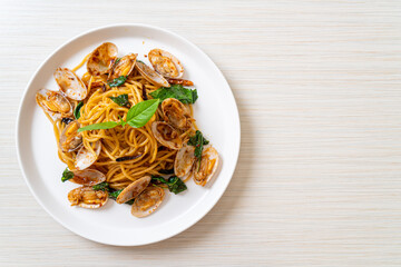 Stir Fried Spaghetti with Clams and Garlic and Chilli