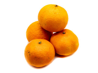 Mandarinen isoliert auf weißen Hintergrund