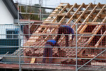 Dachdecker bei der Arbeit