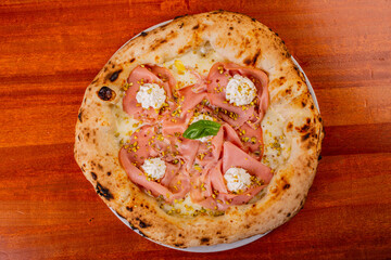 Pizza napoletana con mortadella, mozzarella, formaggio spalmabile e granella di pistacchio 