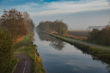 Fototapeta na wymiar Canal Rhone au Rhin im Elsass im November