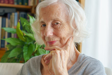 Portrait einer weißhaarigen Dame