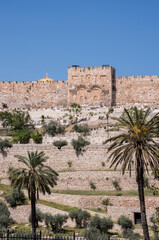 Murallas y Puerta Dorada en la histórica ciudad de Jerusalén en Israel